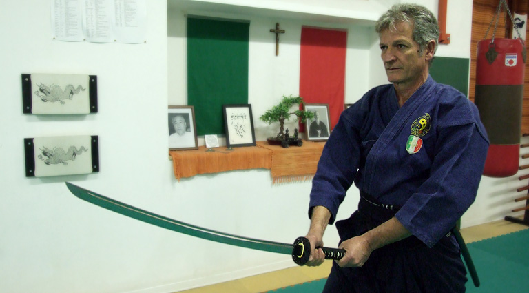 Maestro Filippo Surano si allena con la katana